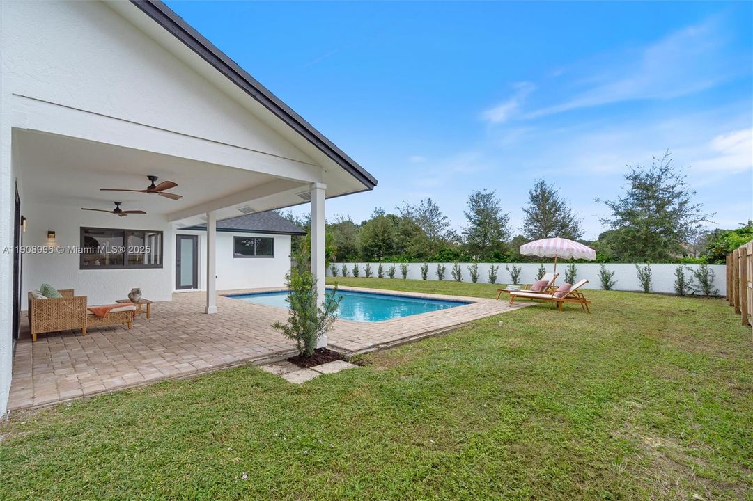 合同活跃: $1,149,000 (4 贝兹, 2 浴室, 2100 平方英尺)