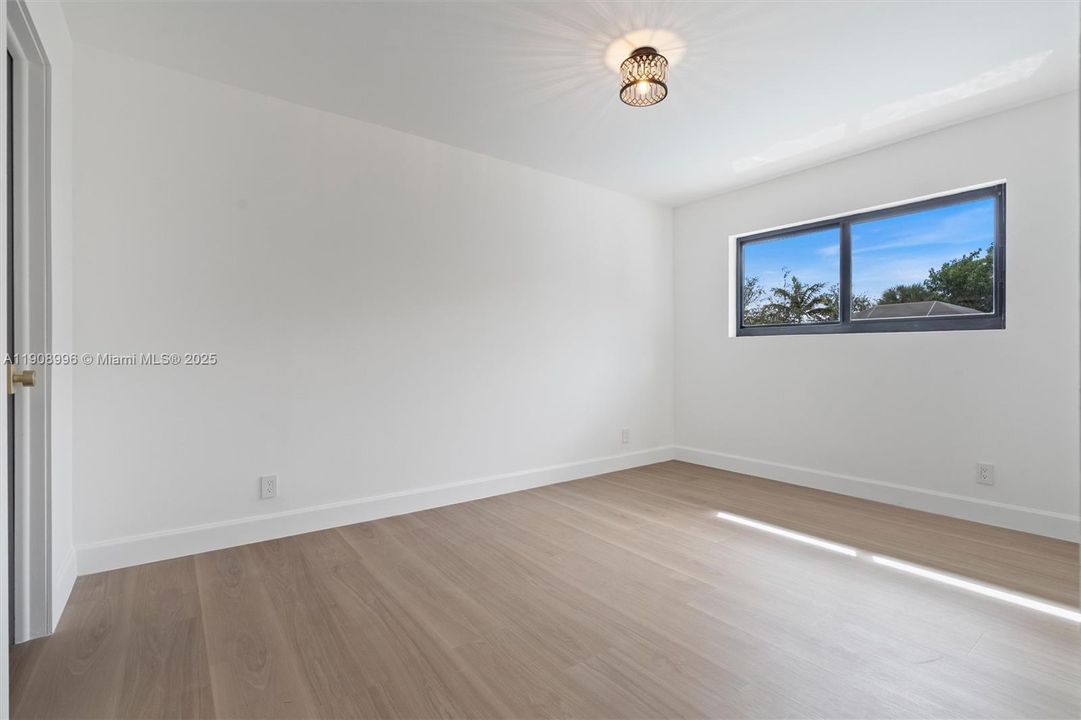 合同活跃: $1,149,000 (4 贝兹, 2 浴室, 2100 平方英尺)