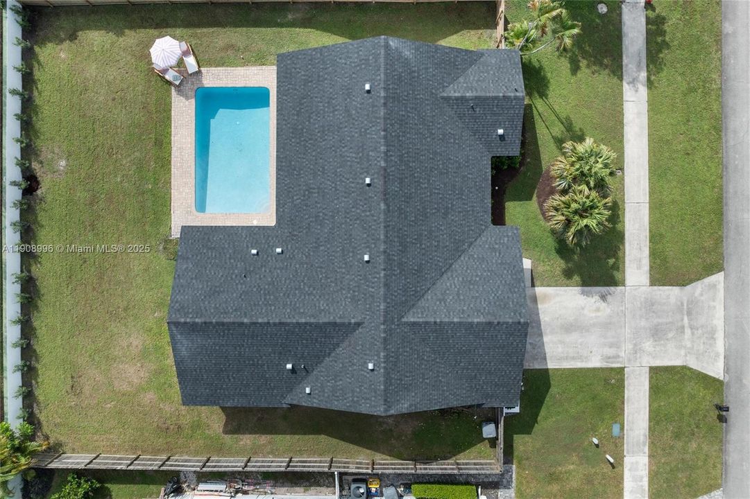 合同活跃: $1,149,000 (4 贝兹, 2 浴室, 2100 平方英尺)