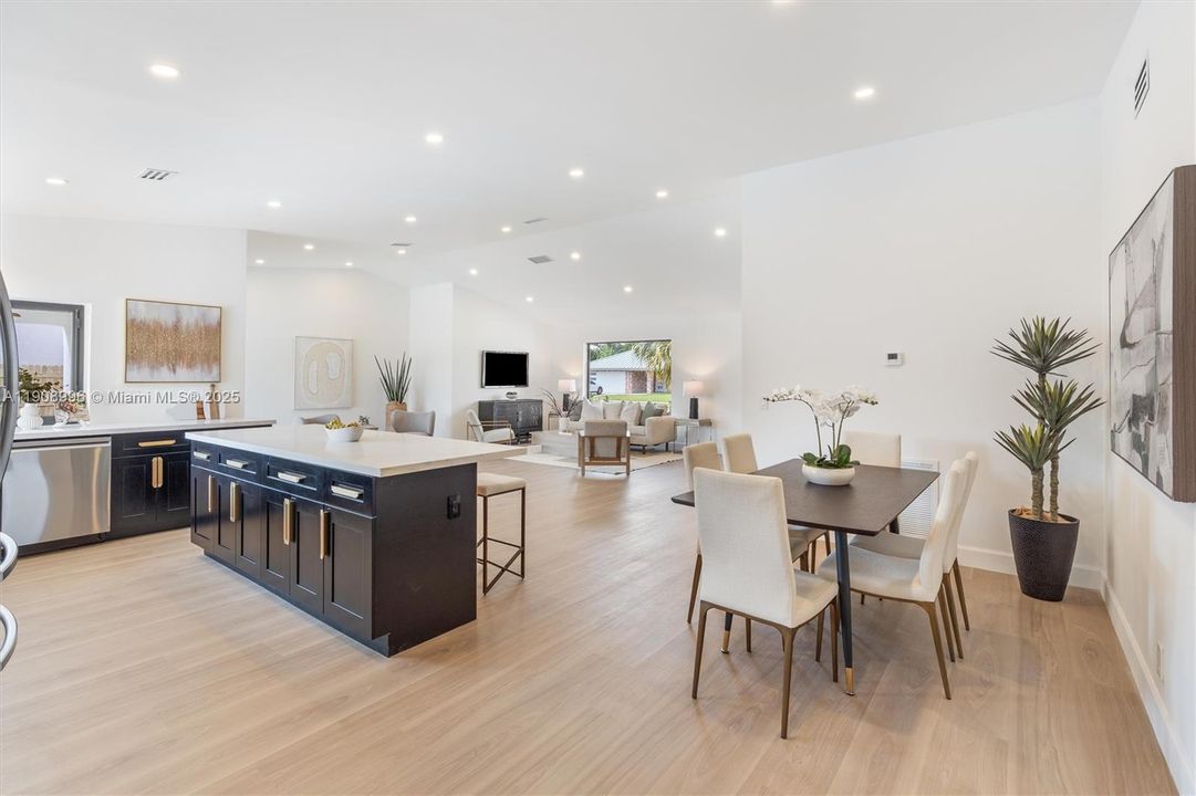 合同活跃: $1,149,000 (4 贝兹, 2 浴室, 2100 平方英尺)