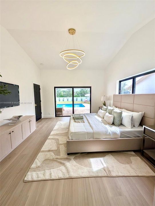 合同活跃: $1,149,000 (4 贝兹, 2 浴室, 2100 平方英尺)