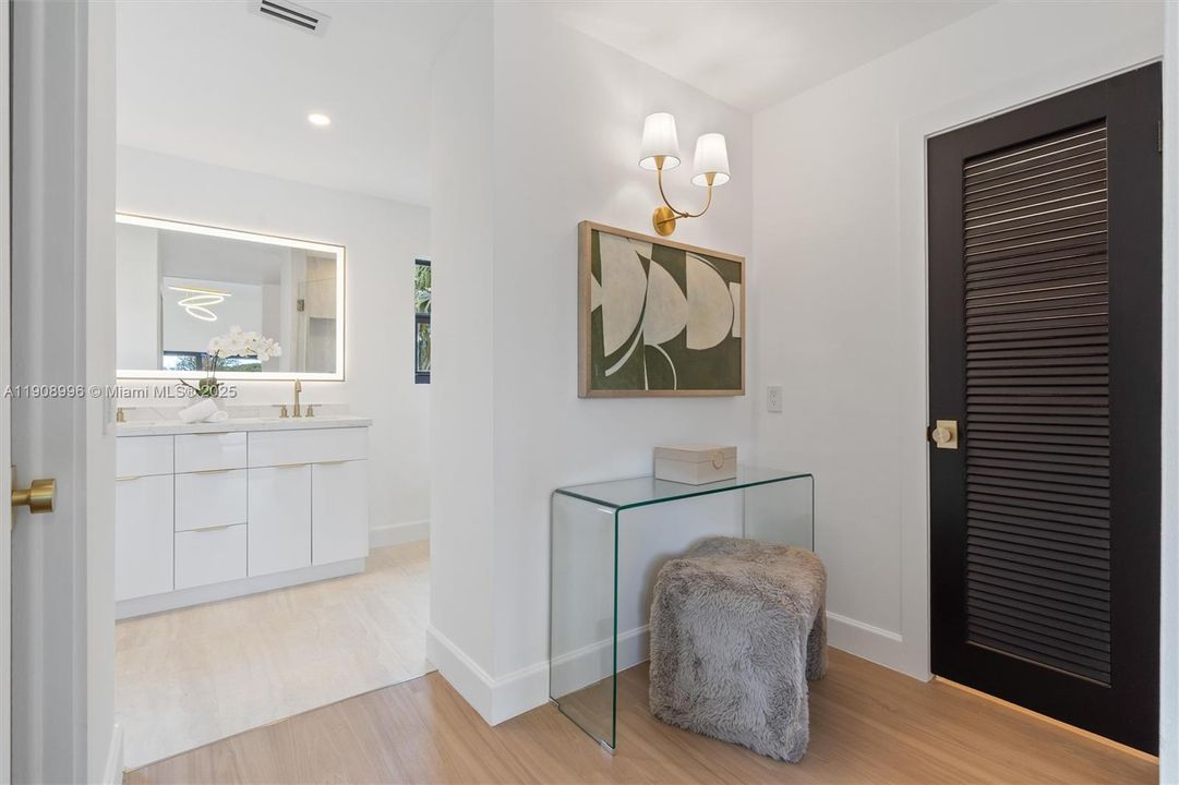 合同活跃: $1,149,000 (4 贝兹, 2 浴室, 2100 平方英尺)