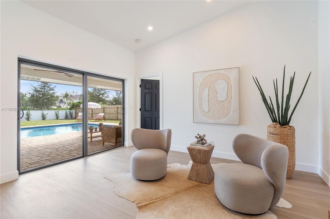 合同活跃: $1,149,000 (4 贝兹, 2 浴室, 2100 平方英尺)