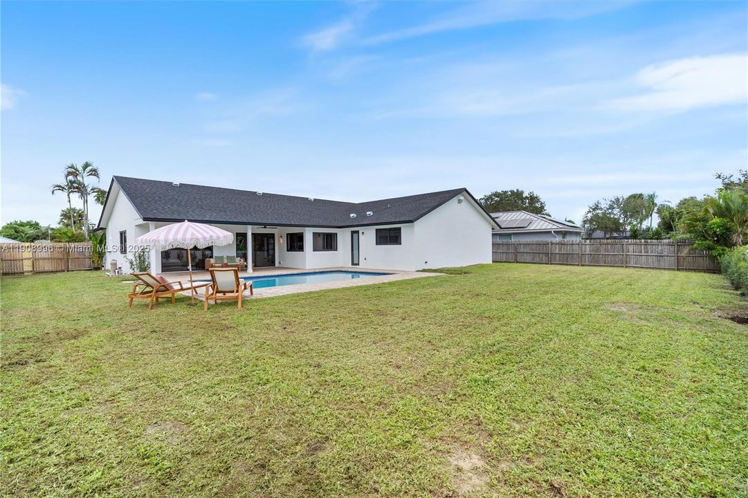 合同活跃: $1,149,000 (4 贝兹, 2 浴室, 2100 平方英尺)