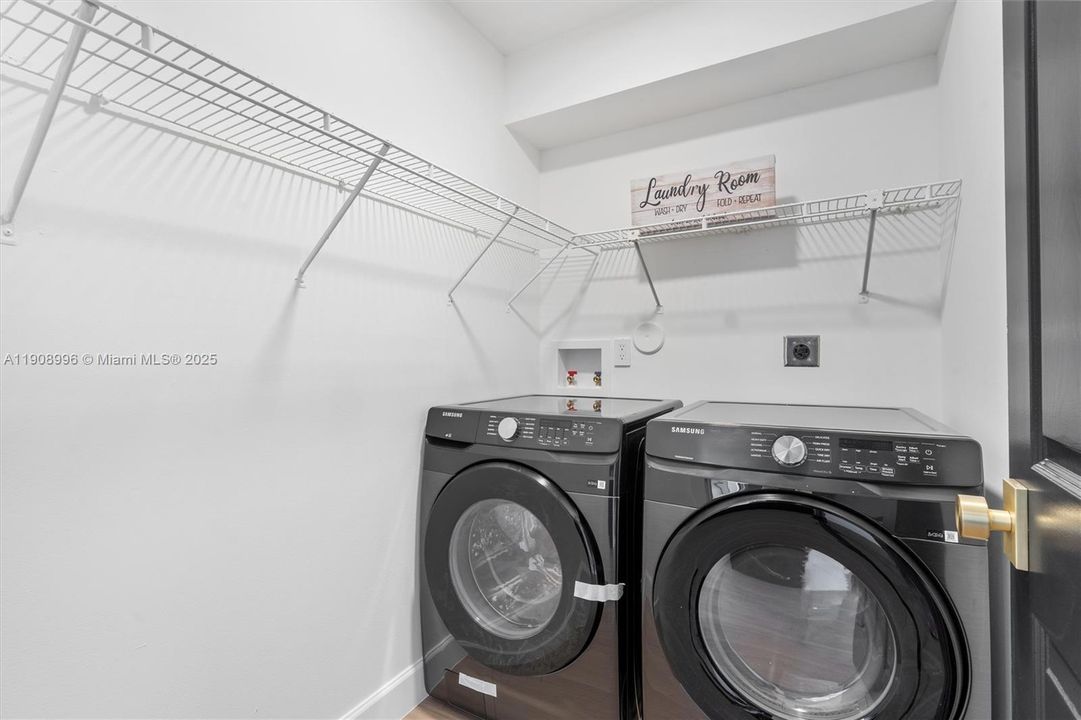 合同活跃: $1,149,000 (4 贝兹, 2 浴室, 2100 平方英尺)