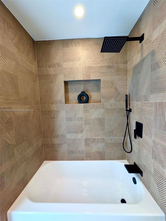 合同活跃: $1,149,000 (4 贝兹, 2 浴室, 2100 平方英尺)