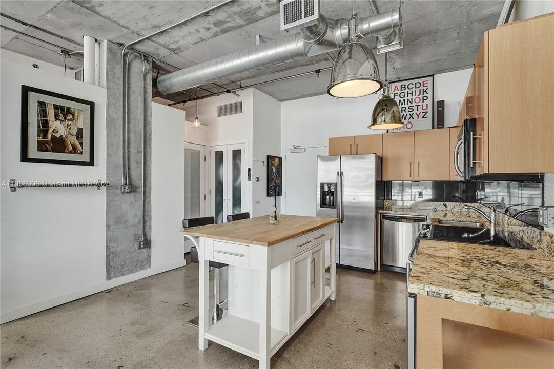 For Rent: $2,950 (1 beds, 1 baths, 652 Square Feet)