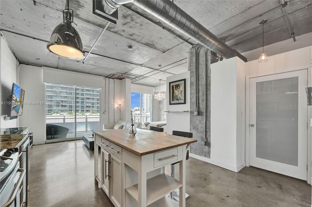 For Rent: $2,950 (1 beds, 1 baths, 652 Square Feet)