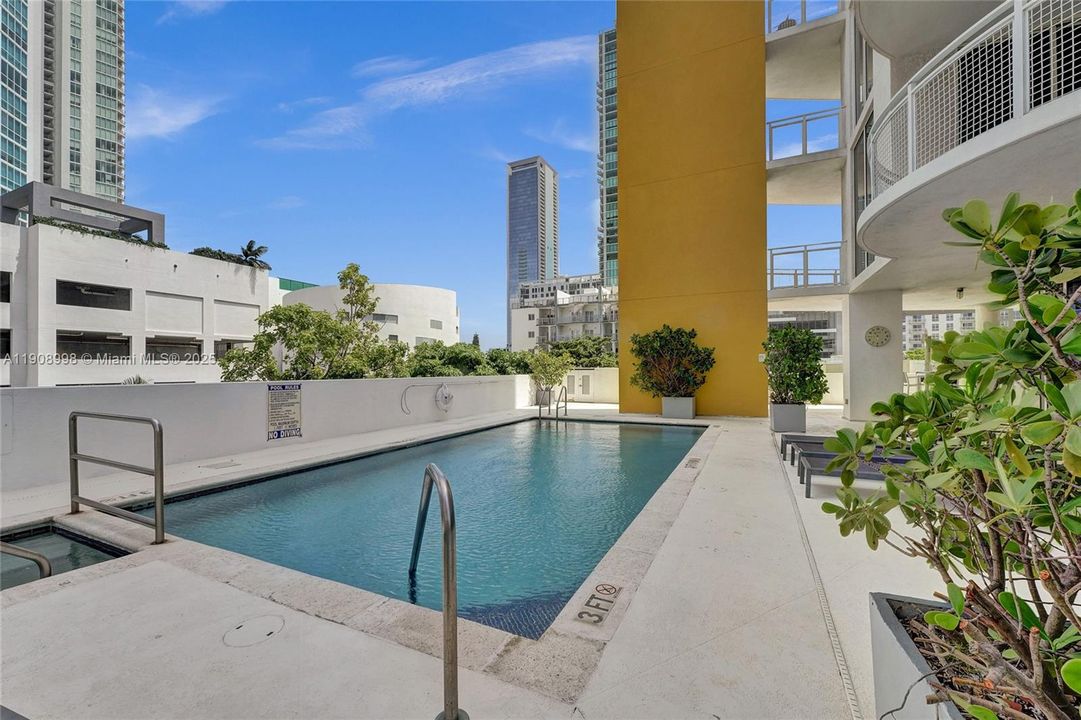 For Rent: $2,950 (1 beds, 1 baths, 652 Square Feet)