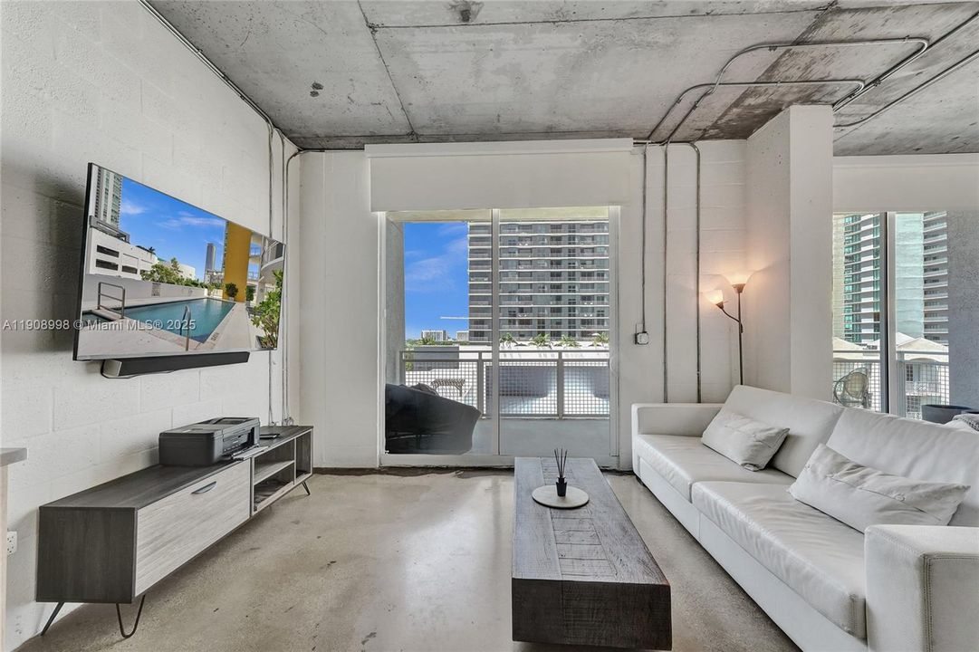 For Rent: $2,950 (1 beds, 1 baths, 652 Square Feet)