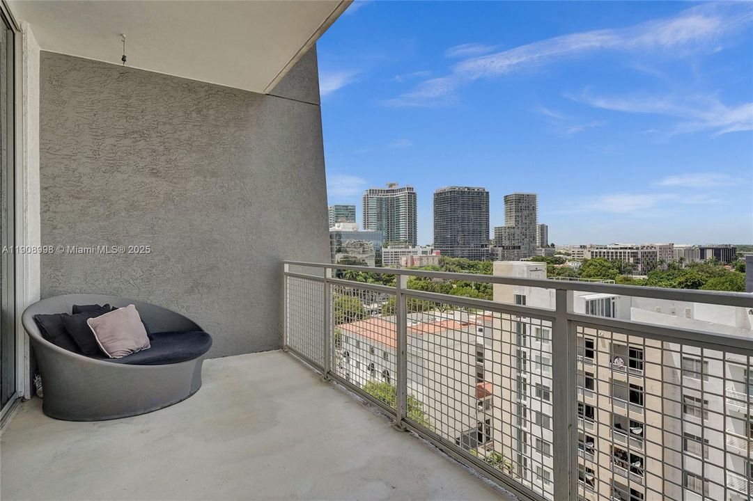 For Rent: $2,950 (1 beds, 1 baths, 652 Square Feet)