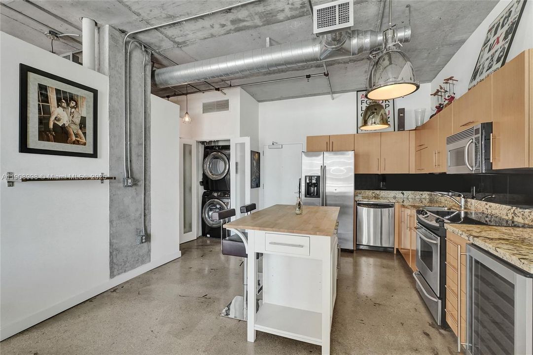 For Rent: $2,950 (1 beds, 1 baths, 652 Square Feet)