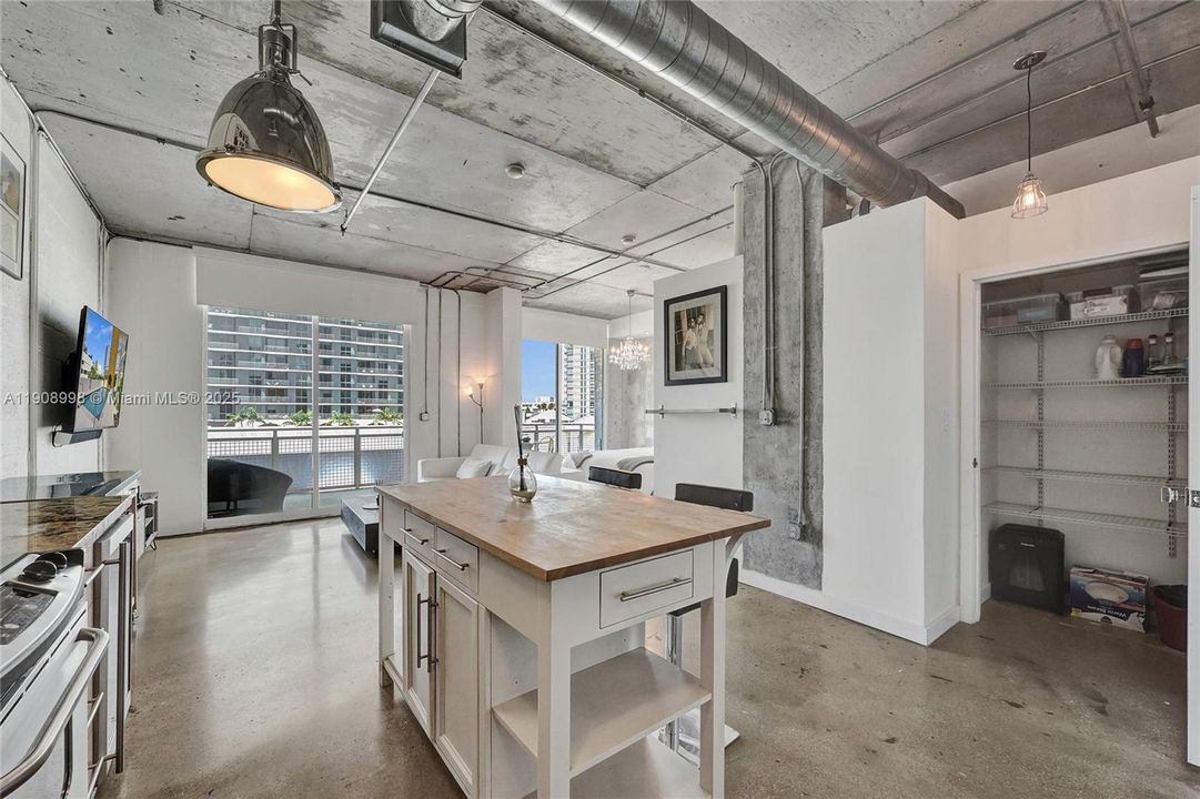 For Rent: $2,950 (1 beds, 1 baths, 652 Square Feet)