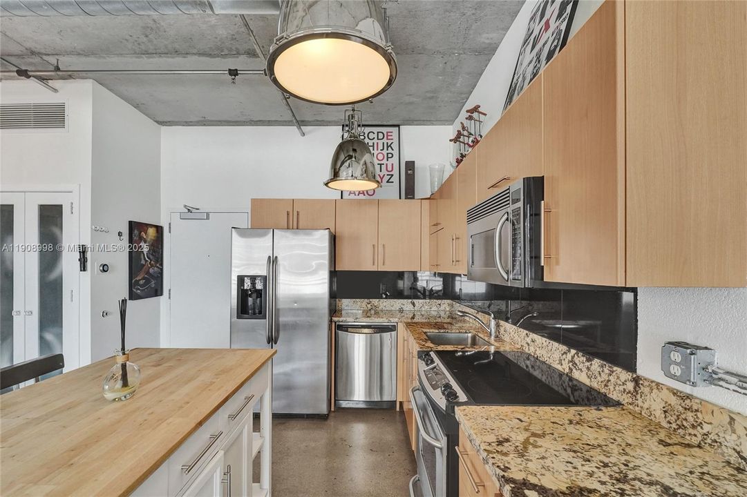 For Rent: $2,950 (1 beds, 1 baths, 652 Square Feet)