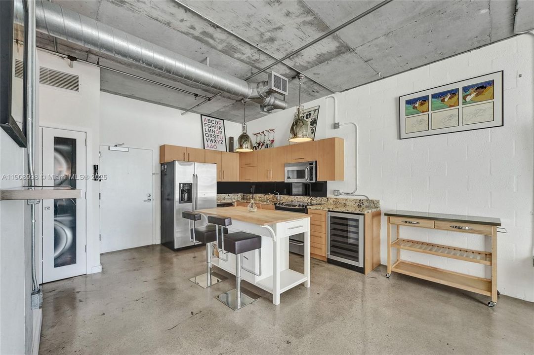 For Rent: $2,950 (1 beds, 1 baths, 652 Square Feet)