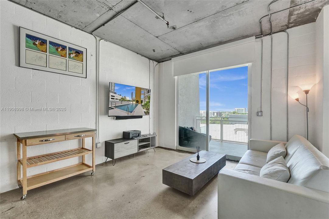 For Rent: $2,950 (1 beds, 1 baths, 652 Square Feet)