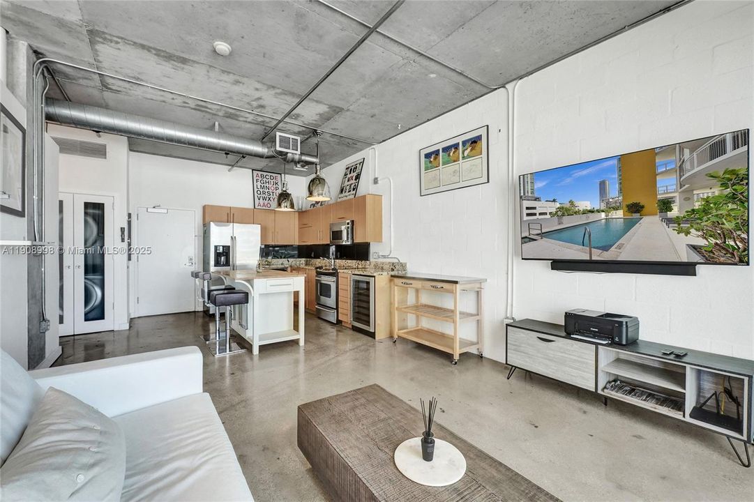 For Rent: $2,950 (1 beds, 1 baths, 652 Square Feet)