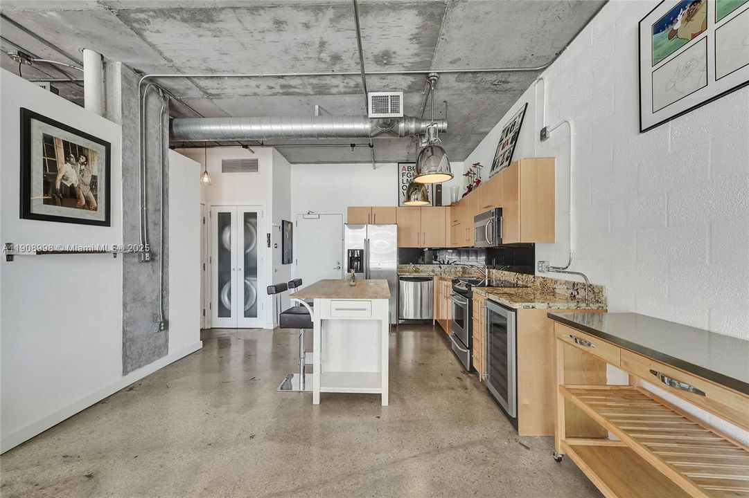 For Rent: $2,950 (1 beds, 1 baths, 652 Square Feet)