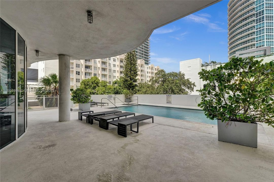 For Rent: $2,950 (1 beds, 1 baths, 652 Square Feet)