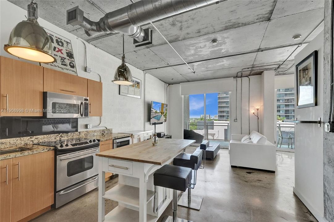 For Rent: $2,950 (1 beds, 1 baths, 652 Square Feet)