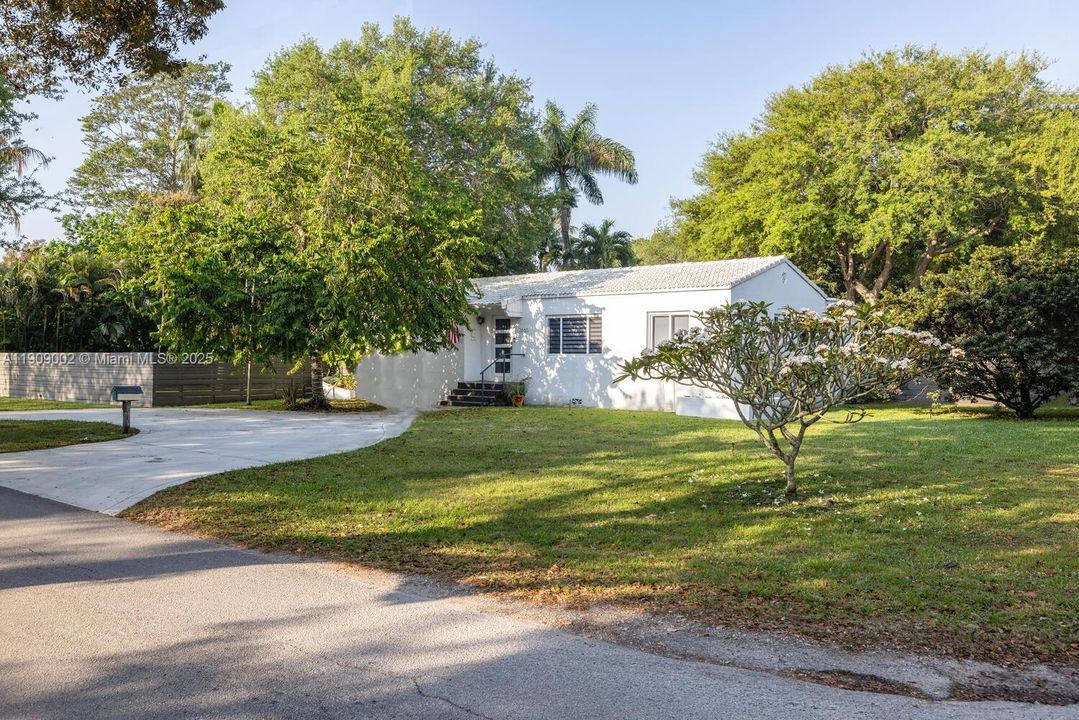 待售: $1,899,000 (0.52 acres)