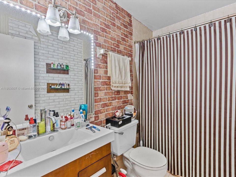 Activo con contrato: $330,000 (2 camas, 2 baños, 1308 Pies cuadrados)