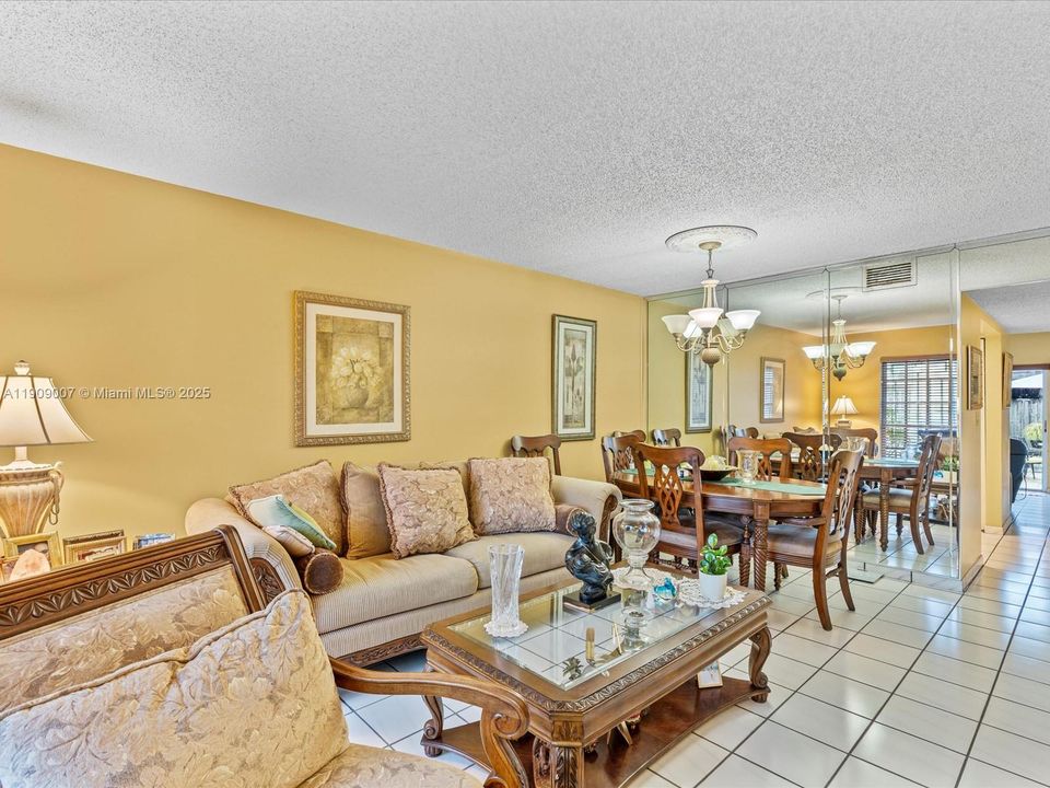 Activo con contrato: $330,000 (2 camas, 2 baños, 1308 Pies cuadrados)