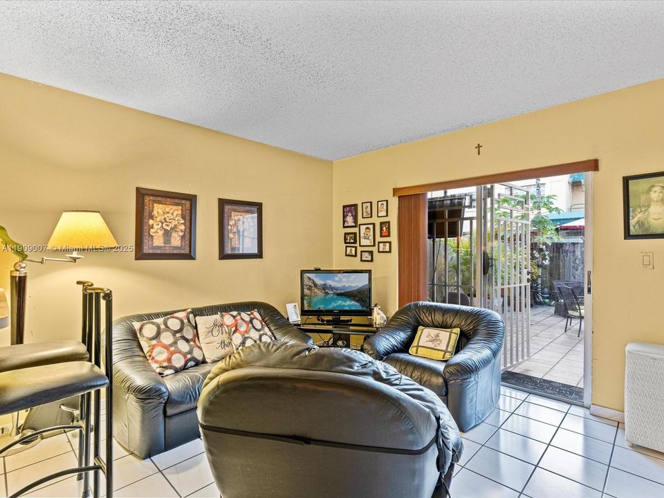 Activo con contrato: $330,000 (2 camas, 2 baños, 1308 Pies cuadrados)