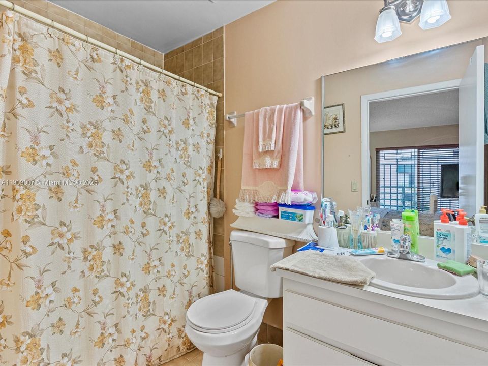 Activo con contrato: $330,000 (2 camas, 2 baños, 1308 Pies cuadrados)