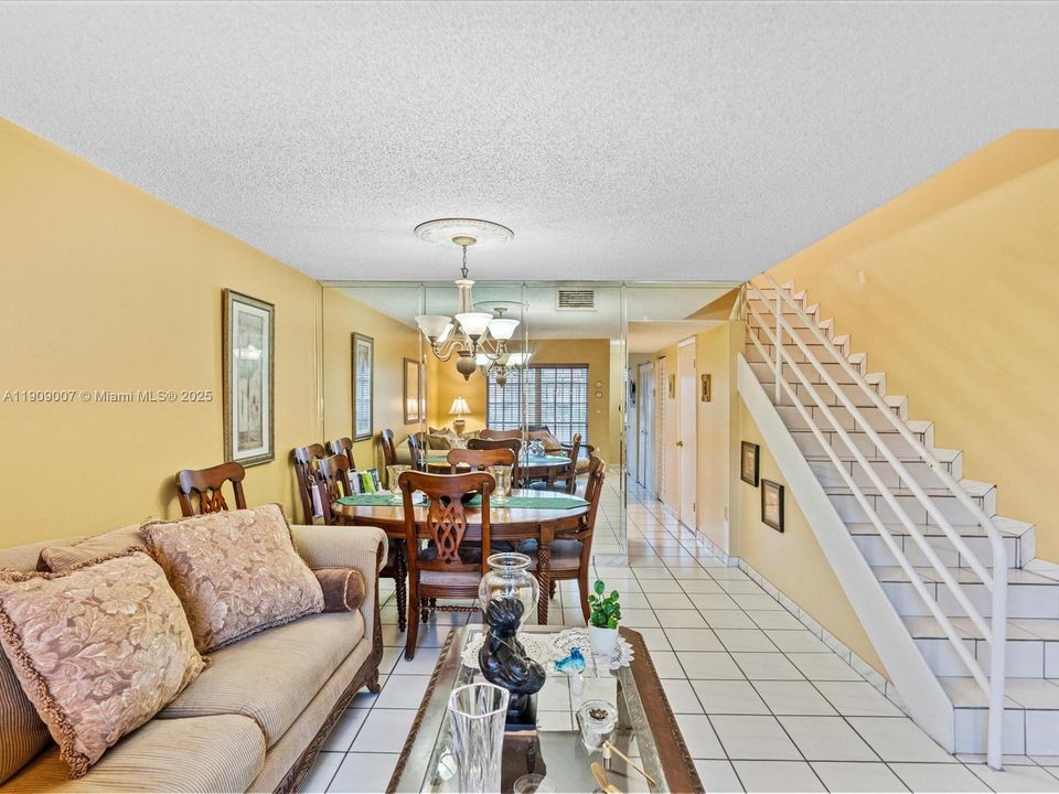 Activo con contrato: $330,000 (2 camas, 2 baños, 1308 Pies cuadrados)