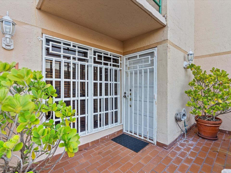 Activo con contrato: $330,000 (2 camas, 2 baños, 1308 Pies cuadrados)