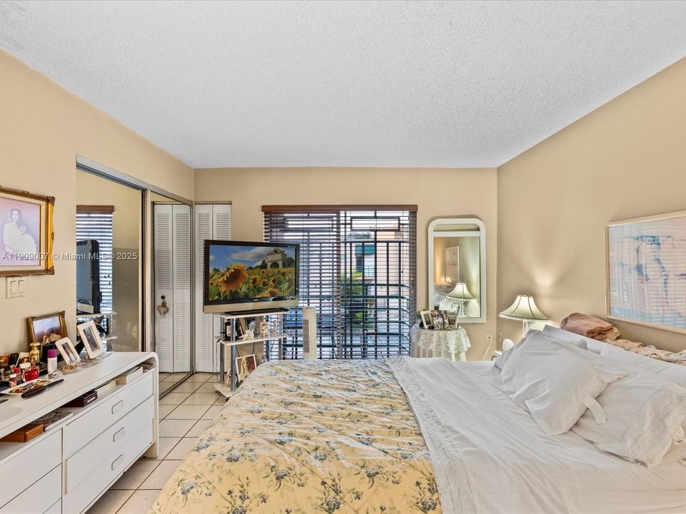 Activo con contrato: $330,000 (2 camas, 2 baños, 1308 Pies cuadrados)