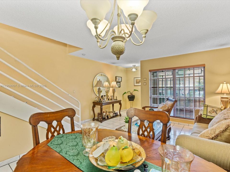 Activo con contrato: $330,000 (2 camas, 2 baños, 1308 Pies cuadrados)