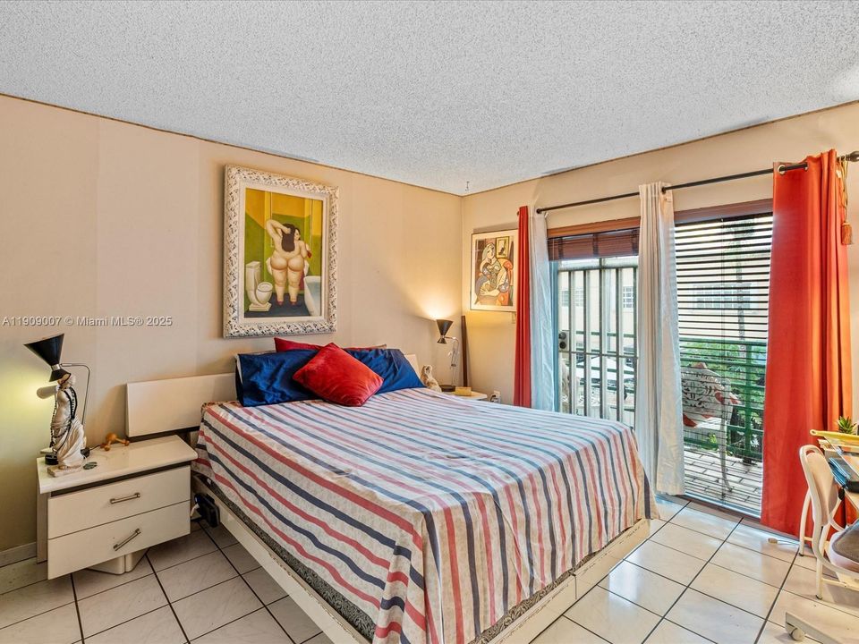 Activo con contrato: $330,000 (2 camas, 2 baños, 1308 Pies cuadrados)