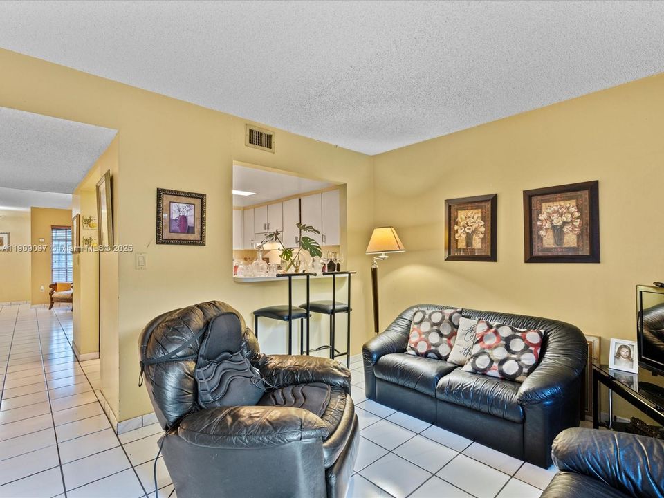 Activo con contrato: $330,000 (2 camas, 2 baños, 1308 Pies cuadrados)