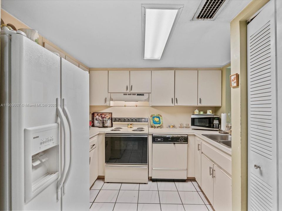 Activo con contrato: $330,000 (2 camas, 2 baños, 1308 Pies cuadrados)