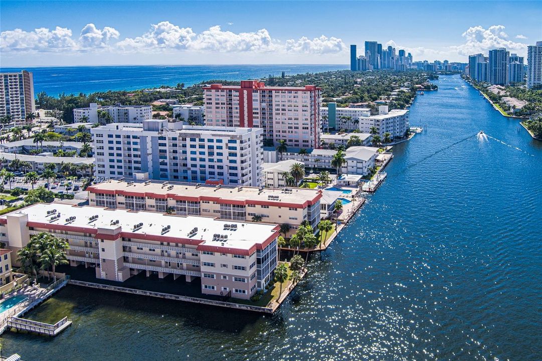 For Sale: $199,000 (1 beds, 1 baths, 724 Square Feet)