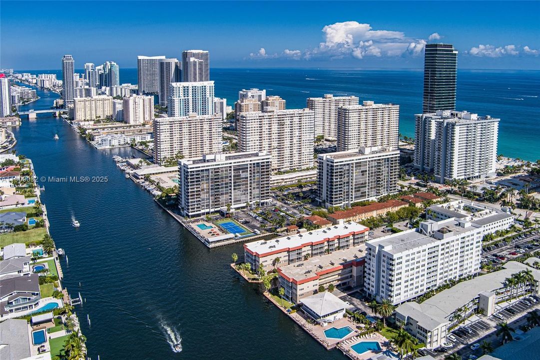 For Sale: $199,000 (1 beds, 1 baths, 724 Square Feet)