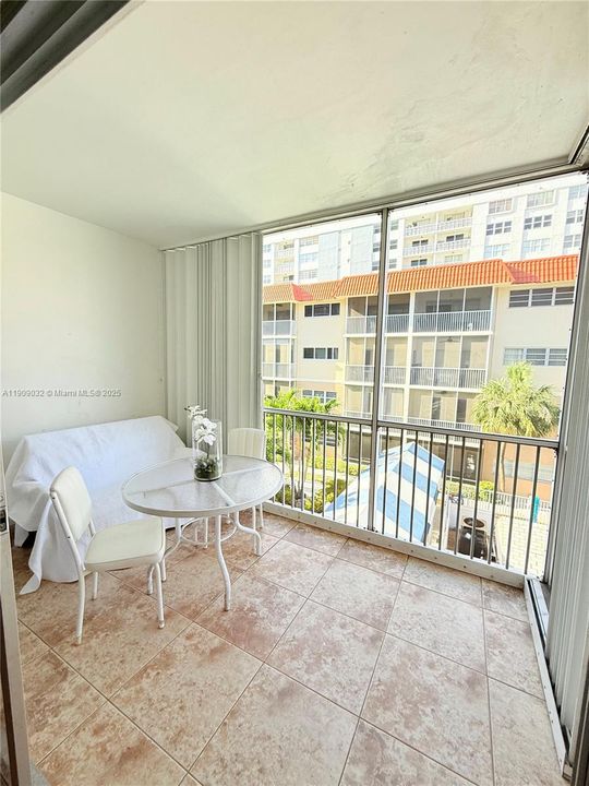 For Sale: $199,000 (1 beds, 1 baths, 724 Square Feet)