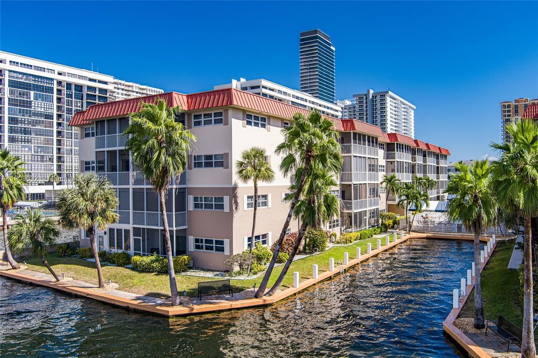 For Sale: $199,000 (1 beds, 1 baths, 724 Square Feet)