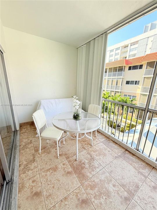 For Sale: $199,000 (1 beds, 1 baths, 724 Square Feet)