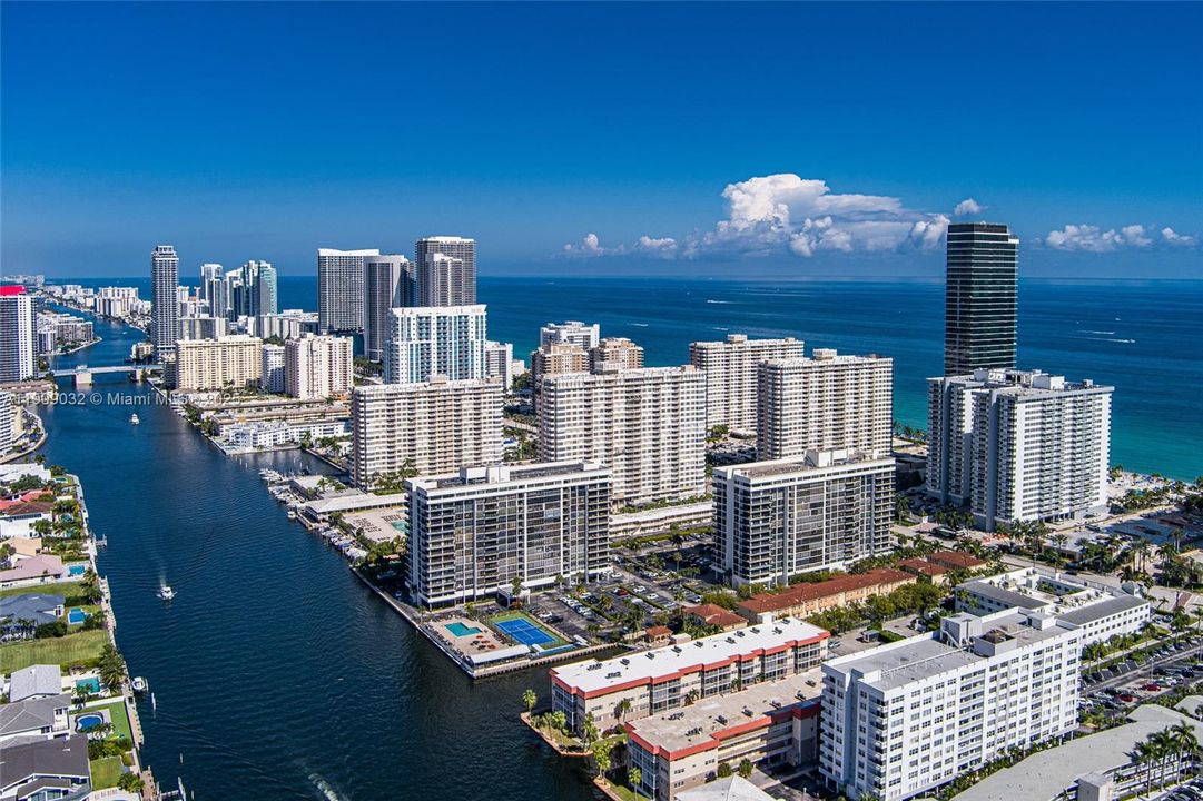 For Sale: $199,000 (1 beds, 1 baths, 724 Square Feet)