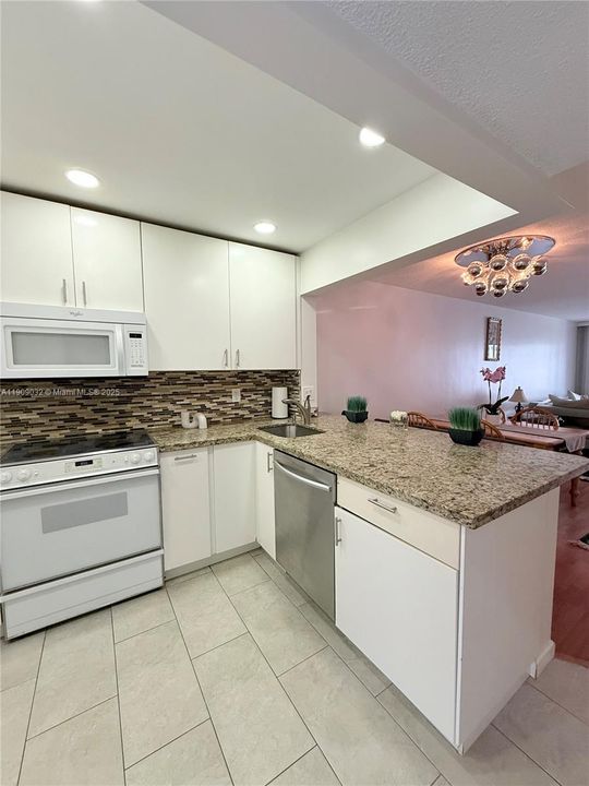 For Sale: $199,000 (1 beds, 1 baths, 724 Square Feet)