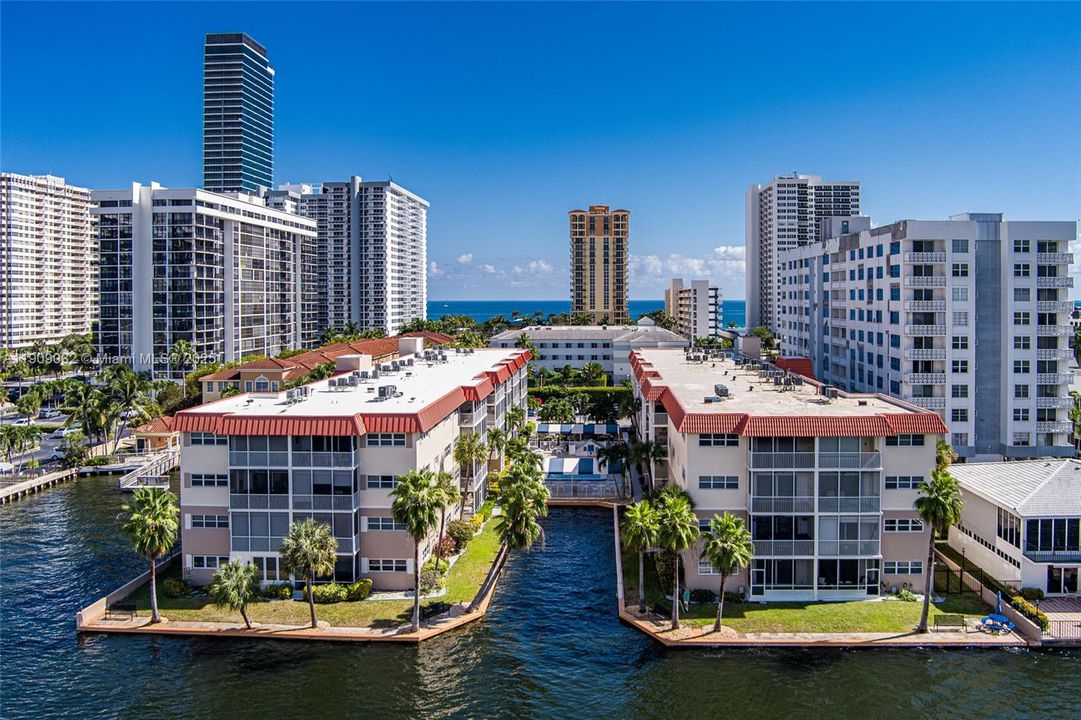 For Sale: $199,000 (1 beds, 1 baths, 724 Square Feet)