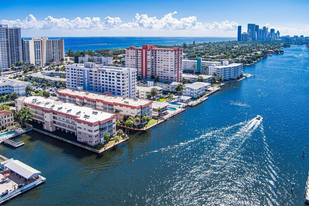 For Sale: $199,000 (1 beds, 1 baths, 724 Square Feet)