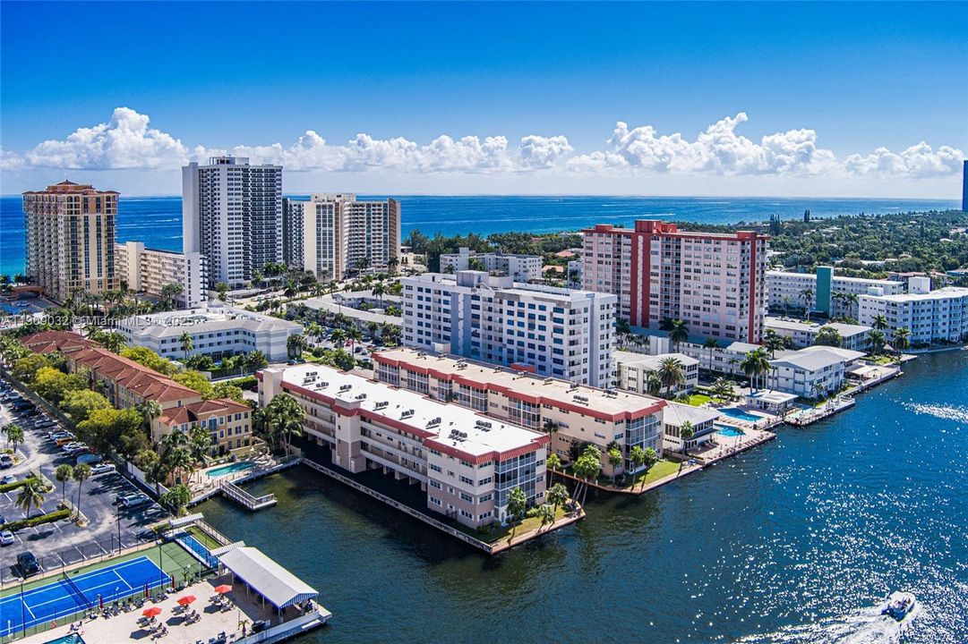 For Sale: $199,000 (1 beds, 1 baths, 724 Square Feet)