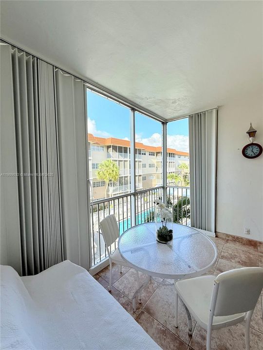 For Sale: $199,000 (1 beds, 1 baths, 724 Square Feet)