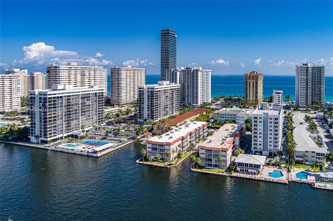 For Sale: $199,000 (1 beds, 1 baths, 724 Square Feet)