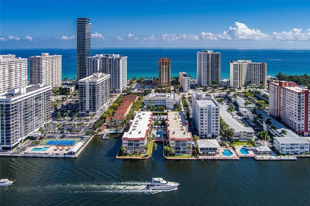 For Sale: $199,000 (1 beds, 1 baths, 724 Square Feet)