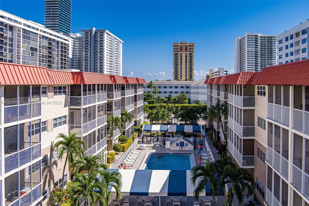 For Sale: $199,000 (1 beds, 1 baths, 724 Square Feet)